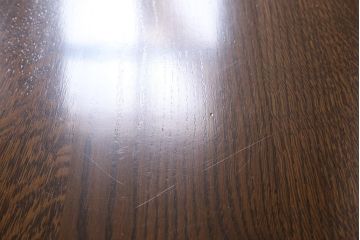 ヴィンテージ家具　輸入家具　オーク材　重厚なデザインが目を引くオランダ製のダイニングテーブル(定価約25万円)(4人掛け、6人掛け、ビンテージ)(R-040681)