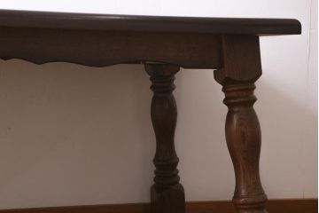 ヴィンテージ家具　輸入家具　オーク材　重厚なデザインが目を引くオランダ製のダイニングテーブル(定価約25万円)(4人掛け、6人掛け、ビンテージ)(R-040681)
