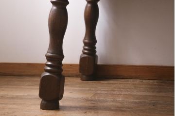 ヴィンテージ家具　輸入家具　オーク材　重厚なデザインが目を引くオランダ製のダイニングテーブル(定価約25万円)(4人掛け、6人掛け、ビンテージ)(R-040681)