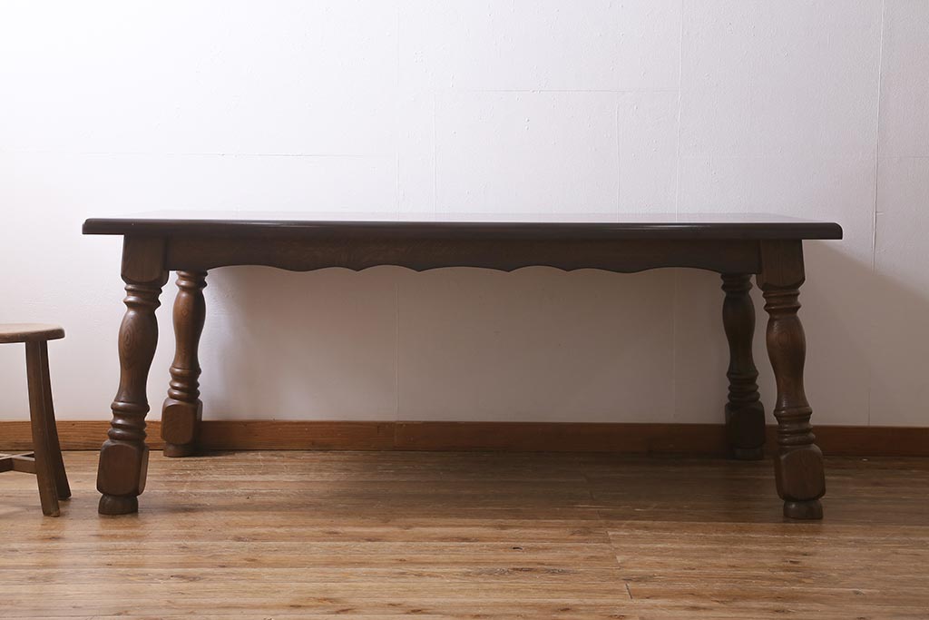 ヴィンテージ家具　輸入家具　オーク材　重厚なデザインが目を引くオランダ製のダイニングテーブル(定価約25万円)(4人掛け、6人掛け、ビンテージ)(R-040681)