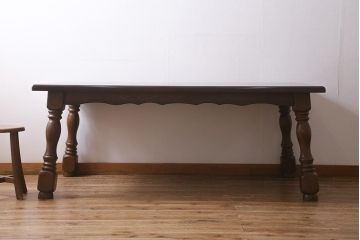 ヴィンテージ家具　輸入家具　オーク材　重厚なデザインが目を引くオランダ製のダイニングテーブル(定価約25万円)(4人掛け、6人掛け、ビンテージ)(R-040681)