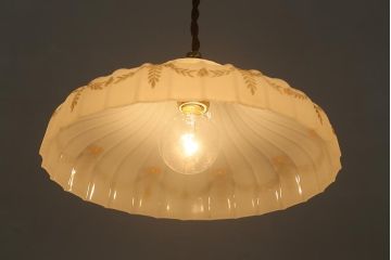ビンテージ照明　ヨーロッパ　シェードのデザインがおしゃれなペンダントライト(天井照明)(R-040688)
