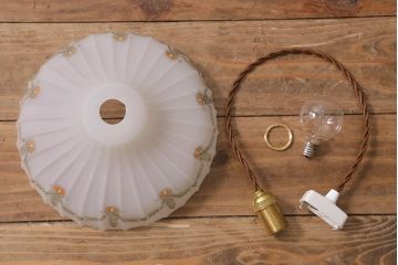 ビンテージ照明　ヨーロッパ　シェードのデザインがおしゃれなペンダントライト(天井照明)(R-040688)