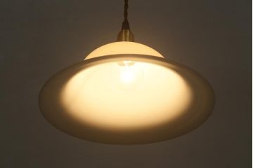 ビンテージ照明　ヨーロッパ製　ゆるやかな曲線が素敵なハット型のペンダントライト(天井照明)(R-040689)