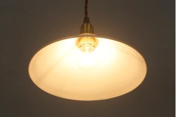アンティーク照明　シンプルなデザインが取り入れやすいミルクガラスのペンダントライト(天井照明、シェード)(R-040691)