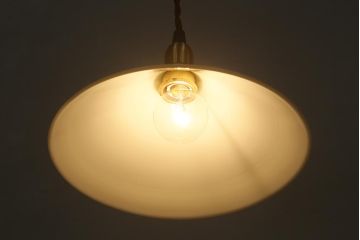 アンティーク照明　シンプルなデザインが取り入れやすいミルクガラスのペンダントライト(天井照明、シェード)(R-040692)