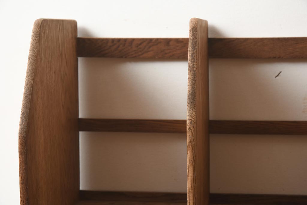 レトロ雑貨　栓材　素朴な木の風合いが味のあるブックスタンド(本立て)(R-040693)