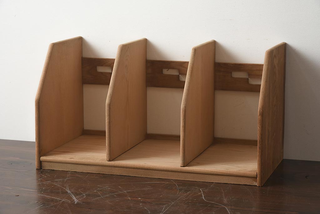 レトロ雑貨　栓材　素朴な木の風合いが味のあるブックスタンド(本立て)(R-040694)