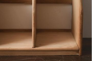 レトロ雑貨　栓材　素朴な木の風合いが味のあるブックスタンド(本立て)(R-040694)