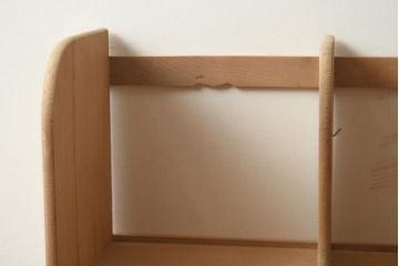 レトロ雑貨　昭和中期　明るい木色が柔らかな印象与える引き出し付きブックスタンド(本立て、小物収納)(R-040695)