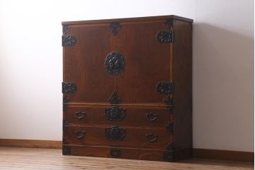 中古　岩谷堂箪笥　棚板リメイク　銘入り「菊政」　手打ち金具　漆塗り 衣装盆付きの2WAYタンス(キャビネット、チェスト、収納棚)(R-040700)