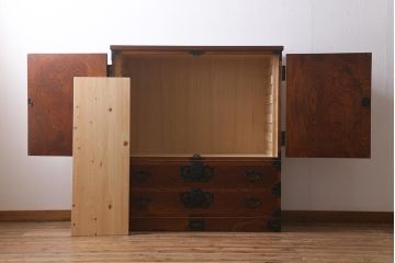 中古　岩谷堂箪笥　棚板リメイク　銘入り「菊政」　手打ち金具　漆塗り 衣装盆付きの2WAYタンス(キャビネット、チェスト、収納棚)(R-040700)