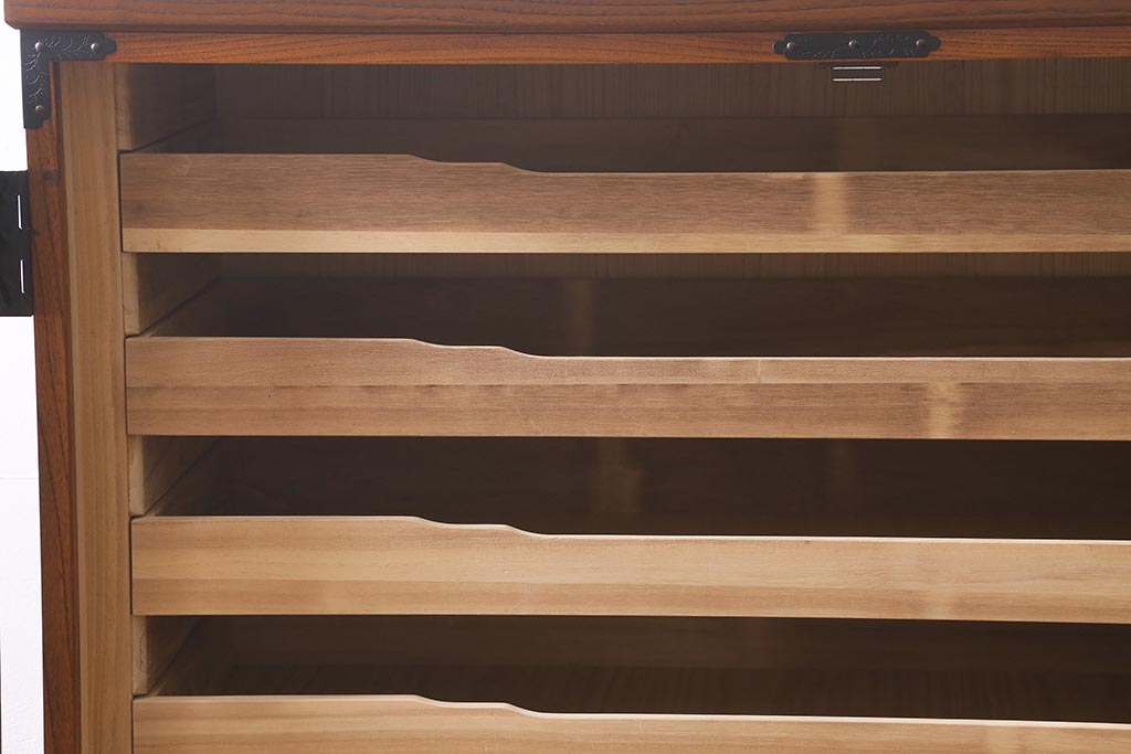 中古　岩谷堂箪笥　棚板リメイク　銘入り「菊政」　手打ち金具　漆塗り 衣装盆付きの2WAYタンス(キャビネット、チェスト、収納棚)(R-040700)