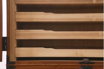 中古　岩谷堂箪笥　棚板リメイク　銘入り「菊政」　手打ち金具　漆塗り 衣装盆付きの2WAYタンス(キャビネット、チェスト、収納棚)(R-040700)