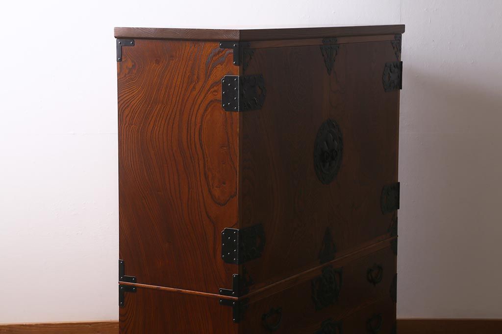 中古　岩谷堂箪笥　棚板リメイク　銘入り「菊政」　手打ち金具　漆塗り 衣装盆付きの2WAYタンス(キャビネット、チェスト、収納棚)(R-040700)