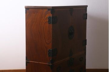 中古　岩谷堂箪笥　棚板リメイク　銘入り「菊政」　手打ち金具　漆塗り 衣装盆付きの2WAYタンス(キャビネット、チェスト、収納棚)(R-040700)