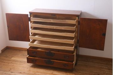 中古　岩谷堂箪笥　棚板リメイク　銘入り「菊政」　手打ち金具　漆塗り 衣装盆付きの2WAYタンス(キャビネット、チェスト、収納棚)(R-040700)