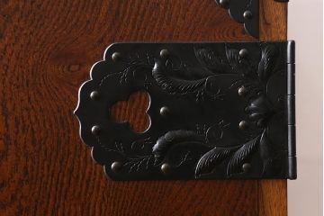 中古　岩谷堂箪笥　棚板リメイク　銘入り「菊政」　手打ち金具　漆塗り 衣装盆付きの2WAYタンス(キャビネット、チェスト、収納棚)(R-040700)