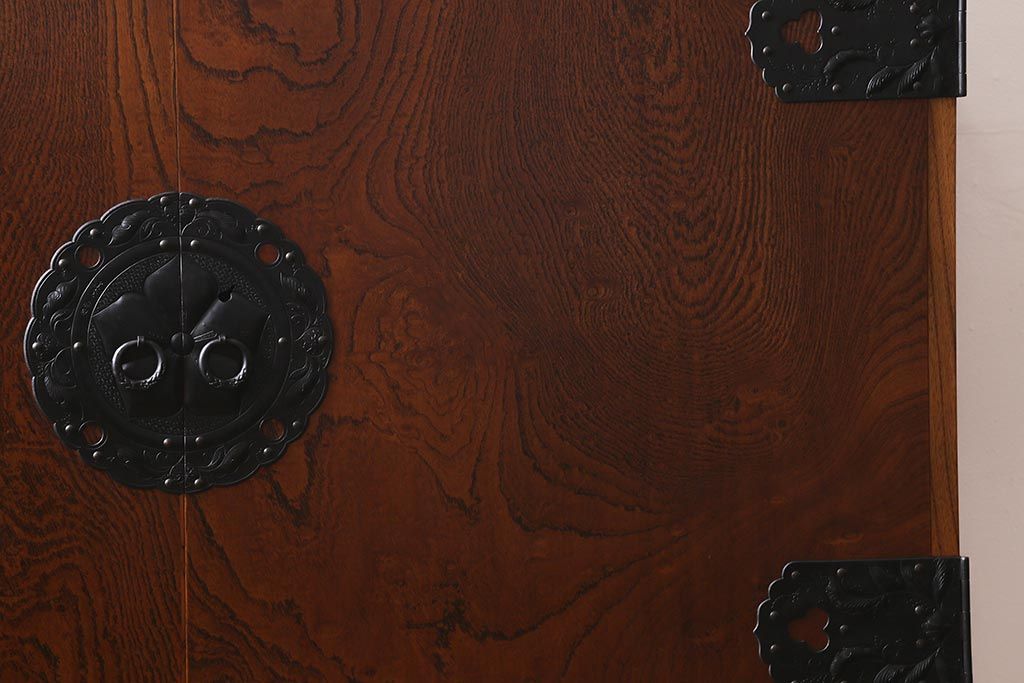 中古　岩谷堂箪笥　棚板リメイク　銘入り「菊政」　手打ち金具　漆塗り 衣装盆付きの2WAYタンス(キャビネット、チェスト、収納棚)(R-040700)