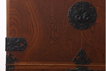 中古　岩谷堂箪笥　棚板リメイク　銘入り「菊政」　手打ち金具　漆塗り 衣装盆付きの2WAYタンス(キャビネット、チェスト、収納棚)(R-040700)