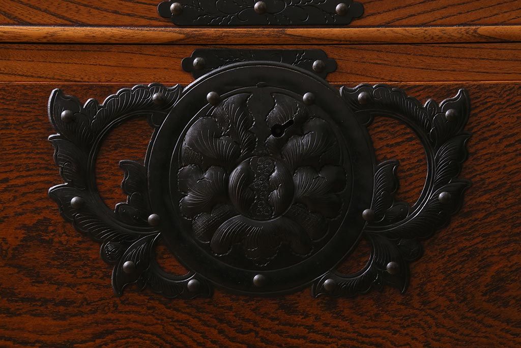 中古　岩谷堂箪笥　棚板リメイク　銘入り「菊政」　手打ち金具　漆塗り 衣装盆付きの2WAYタンス(キャビネット、チェスト、収納棚)(R-040700)