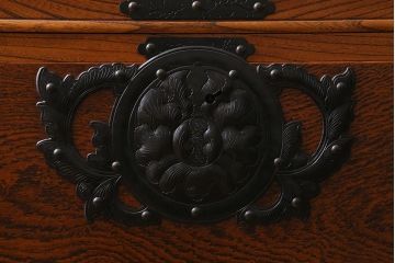 中古　岩谷堂箪笥　棚板リメイク　銘入り「菊政」　手打ち金具　漆塗り 衣装盆付きの2WAYタンス(キャビネット、チェスト、収納棚)(R-040700)