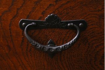 中古　岩谷堂箪笥　棚板リメイク　銘入り「菊政」　手打ち金具　漆塗り 衣装盆付きの2WAYタンス(キャビネット、チェスト、収納棚)(R-040700)