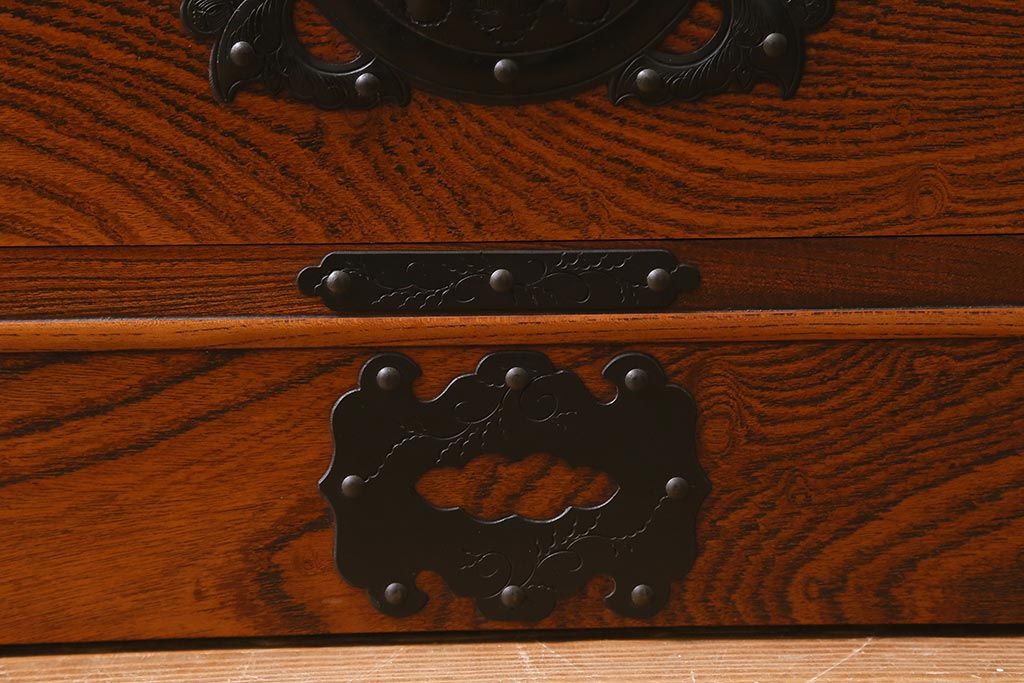 中古　岩谷堂箪笥　棚板リメイク　銘入り「菊政」　手打ち金具　漆塗り 衣装盆付きの2WAYタンス(キャビネット、チェスト、収納棚)(R-040700)