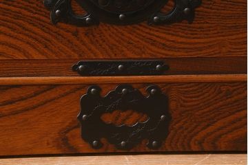 中古　岩谷堂箪笥　棚板リメイク　銘入り「菊政」　手打ち金具　漆塗り 衣装盆付きの2WAYタンス(キャビネット、チェスト、収納棚)(R-040700)