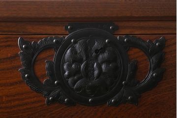 中古　伝統工芸　岩谷堂箪笥　天板リメイク・栗無垢材　重厚かつ上品な佇まいのチェスト(衣装箪笥、整理箪笥、引き出し)(R-040701)