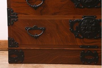中古　伝統工芸　岩谷堂箪笥　天板リメイク・栗無垢材　重厚かつ上品な佇まいのチェスト(衣装箪笥、整理箪笥、引き出し)(R-040701)