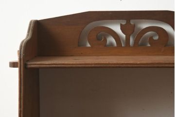 アンティーク雑貨　大正昭和初期　楔(くさび)式　チューリップの透かし彫りが可愛らしい小さなラック(ウッドシェルフ、飾り棚)(R-040703)