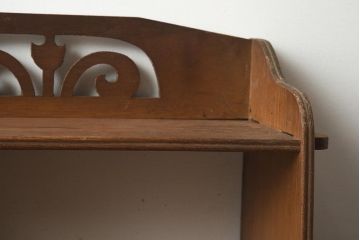 アンティーク雑貨　大正昭和初期　楔(くさび)式　チューリップの透かし彫りが可愛らしい小さなラック(ウッドシェルフ、飾り棚)(R-040703)