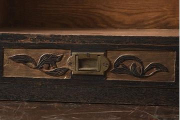 アンティーク雑貨　大正ロマン　栓材　透かし彫り　風情溢れるデザインが魅力的なブックスタンド(引き出し付き、本立て)(R-040704)