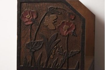 アンティーク雑貨　大正ロマン　栓材　透かし彫り　風情溢れるデザインが魅力的なブックスタンド(引き出し付き、本立て)(R-040704)