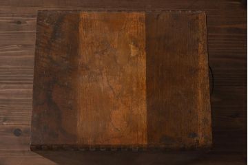 レトロ家具　ナラ材　ネームプレート付き　木目が印象的な小引き出し(卓上収納、小物収納)(R-040709)