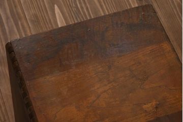 レトロ家具　ナラ材　ネームプレート付き　木目が印象的な小引き出し(卓上収納、小物収納)(R-040709)