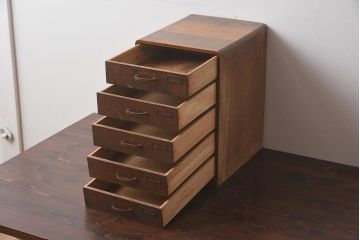 レトロ家具　ナラ材　ネームプレート付き　木目が印象的な小引き出し(卓上収納、小物収納)(R-040709)