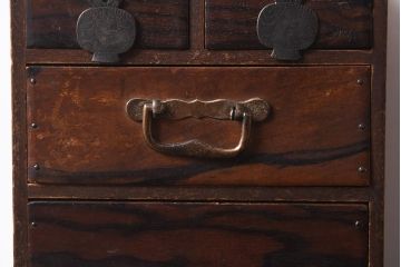 アンティーク家具　前面黒柿材　打ち出の小槌の飾り金具が素敵な小引き出し(R-040716)