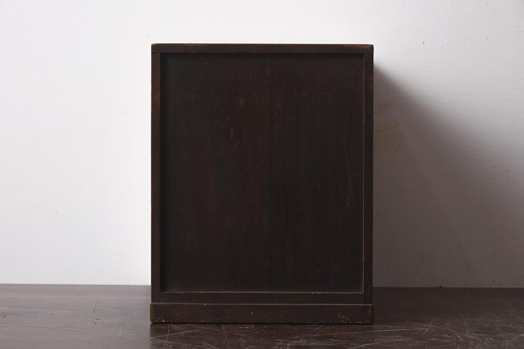 アンティーク家具　前面黒柿材　打ち出の小槌の飾り金具が素敵な小引き出し(R-040716)
