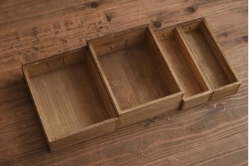 アンティーク家具　前面黒柿材　打ち出の小槌の飾り金具が素敵な小引き出し(R-040716)