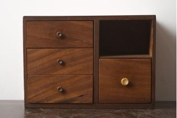レトロ家具　前面ケヤキ材　棚付き　卓上収納に便利な木製小引き出し(R-040717)