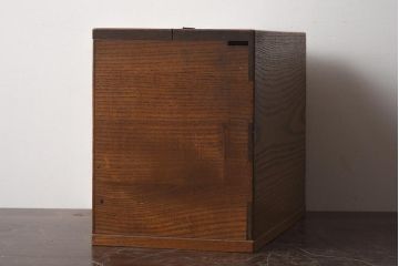 アンティーク家具　タモ材　玉杢が存在感を引き立てる裁縫箱(ソーイングボックス、小引き出し)(R-040718)