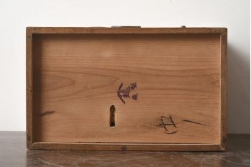 アンティーク家具　タモ材　玉杢が存在感を引き立てる裁縫箱(ソーイングボックス、小引き出し)(R-040718)