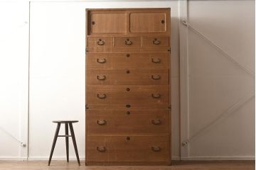 レトロ家具　前面桐材　柔らかでレトロな雰囲気の三段重ね箪笥(和タンス、衣装箪笥、チェスト、桐箪笥、桐たんす)(R-040722)