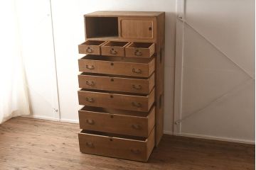 レトロ家具　前面桐材　柔らかでレトロな雰囲気の三段重ね箪笥(和タンス、衣装箪笥、チェスト、桐箪笥、桐たんす)(R-040722)