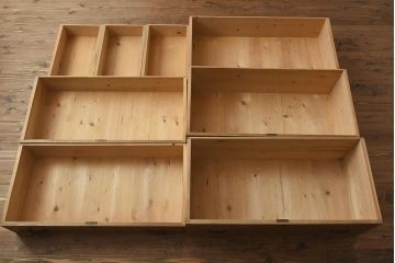 レトロ家具　前面桐材　柔らかでレトロな雰囲気の三段重ね箪笥(和タンス、衣装箪笥、チェスト、桐箪笥、桐たんす)(R-040722)