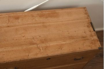 レトロ家具　前面桐材　柔らかでレトロな雰囲気の三段重ね箪笥(和タンス、衣装箪笥、チェスト、桐箪笥、桐たんす)(R-040722)