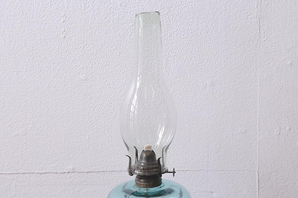 アンティーク雑貨　3分芯　台座付き　薄い青色油壺がおしゃれなオイルランプ(石油ランプ、座敷ランプ)(R-040728)