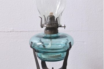 アンティーク雑貨　3分芯　台座付き　薄い青色油壺がおしゃれなオイルランプ(石油ランプ、座敷ランプ)(R-040728)